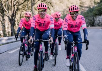 EF Education-Nippo presenta su maillot 2021, rosa y sin patos