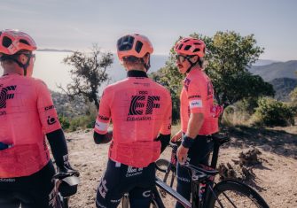 EF Education-Nippo presenta su maillot 2021, rosa y sin patos