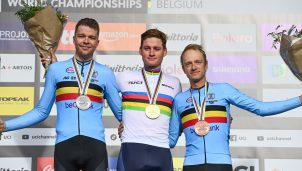 Mathieu van der Poel engrandece su leyenda: campeón mundial de gravel