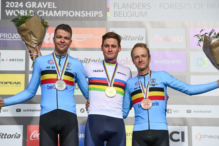 Mathieu van der Poel engrandece su leyenda campeón mundial de gravel