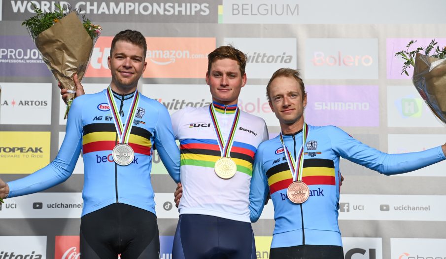 Mathieu van der Poel engrandece su leyenda: campeón mundial de gravel