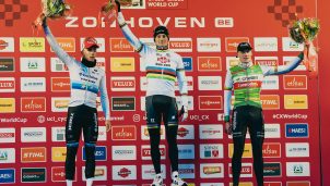 Mathieu van der Poel se exhibe en la Copa del Mundo de Zonhoven desde el primer metro