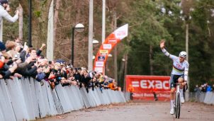 Mathieu van der Poel supera a sus rivales en el regreso de Wout van Aert