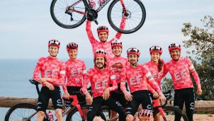 EF Education presenta en sociedad su nuevo color rosa para los tres equipos de 2025